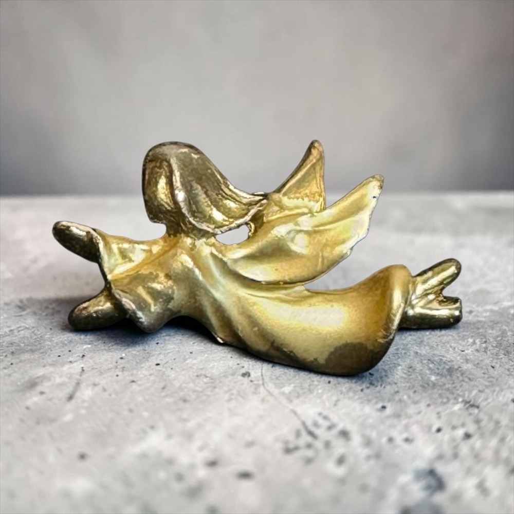 Vintage‎ Gigi Gold Tone Flying Angel Cherub Lapel Pin Brooch Signed